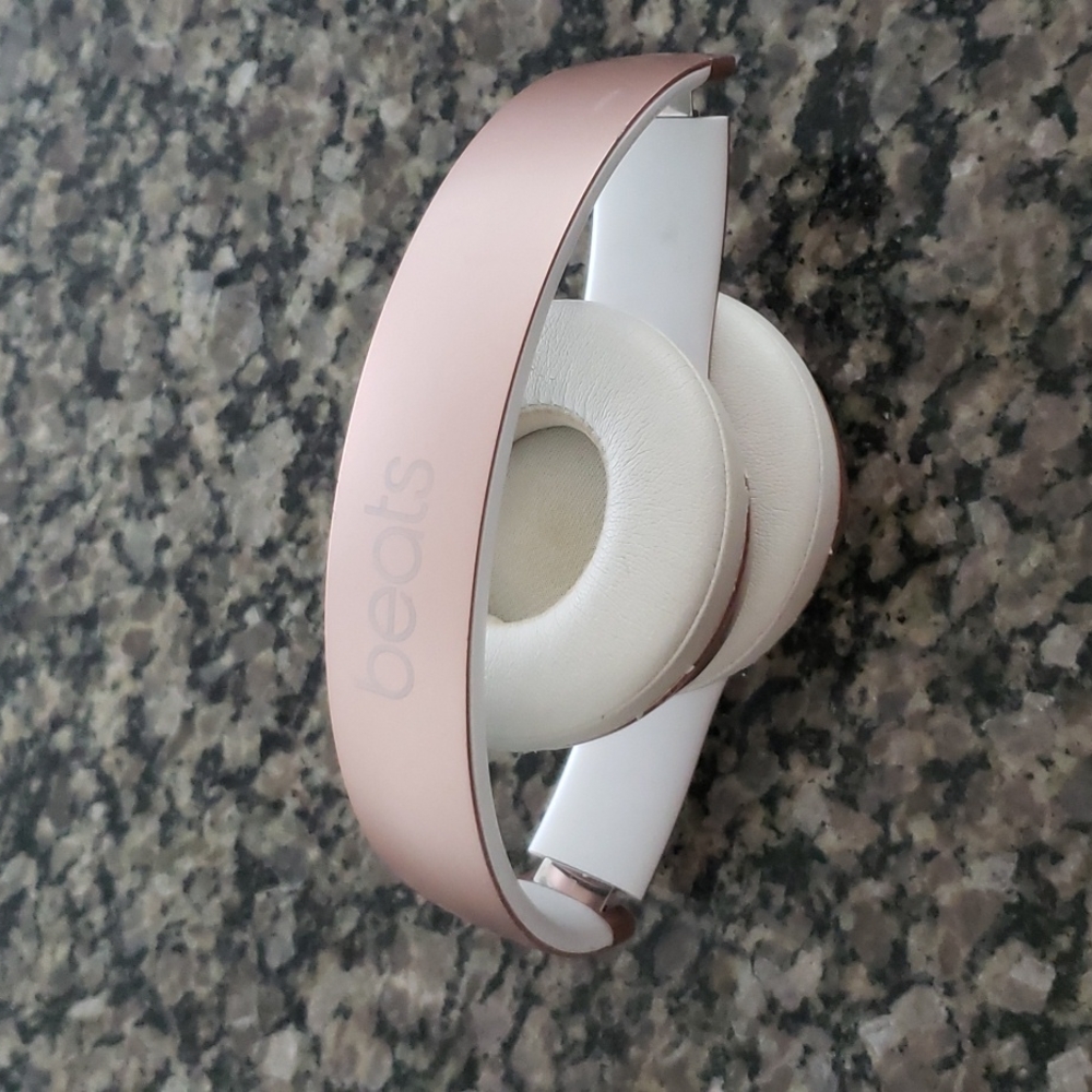 BEATS SOLO WIRELESS HEADPHONES.  ORIGINAL IN GREAT CONDITION.